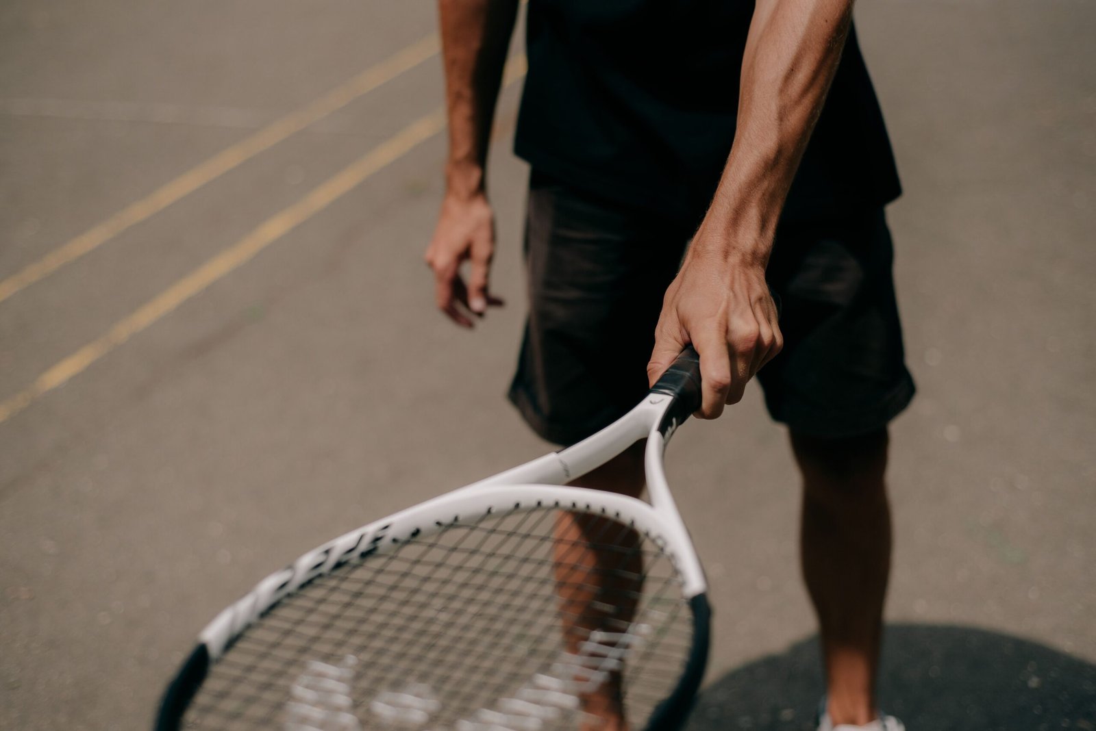 L’influence de l’indice de friction des surfaces et du coefficient de restitution sur l’usure articulaire au tennis